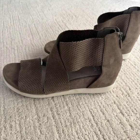 Eileen Fisher Taupe Gray Strap Platform Sandal Shoe Women's 8 Suede Perforated - Picture 1 of 10